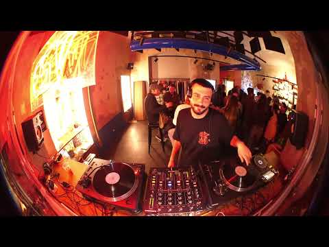 LORENZO MAGNOZZI // RADIO IN VETRINA