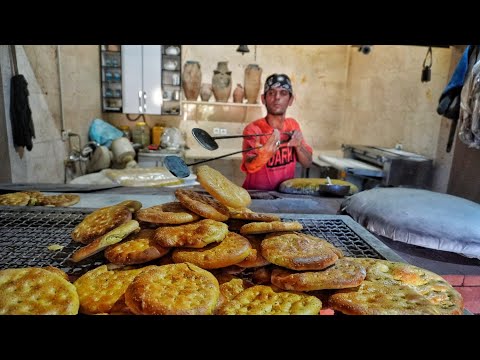 Sehr leckeres Milchbrot auf traditionelle Weise in einer schönen Bäckerei in Khansar backen