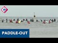 Omgekomen surfers herdacht op zee - OMROEP WEST