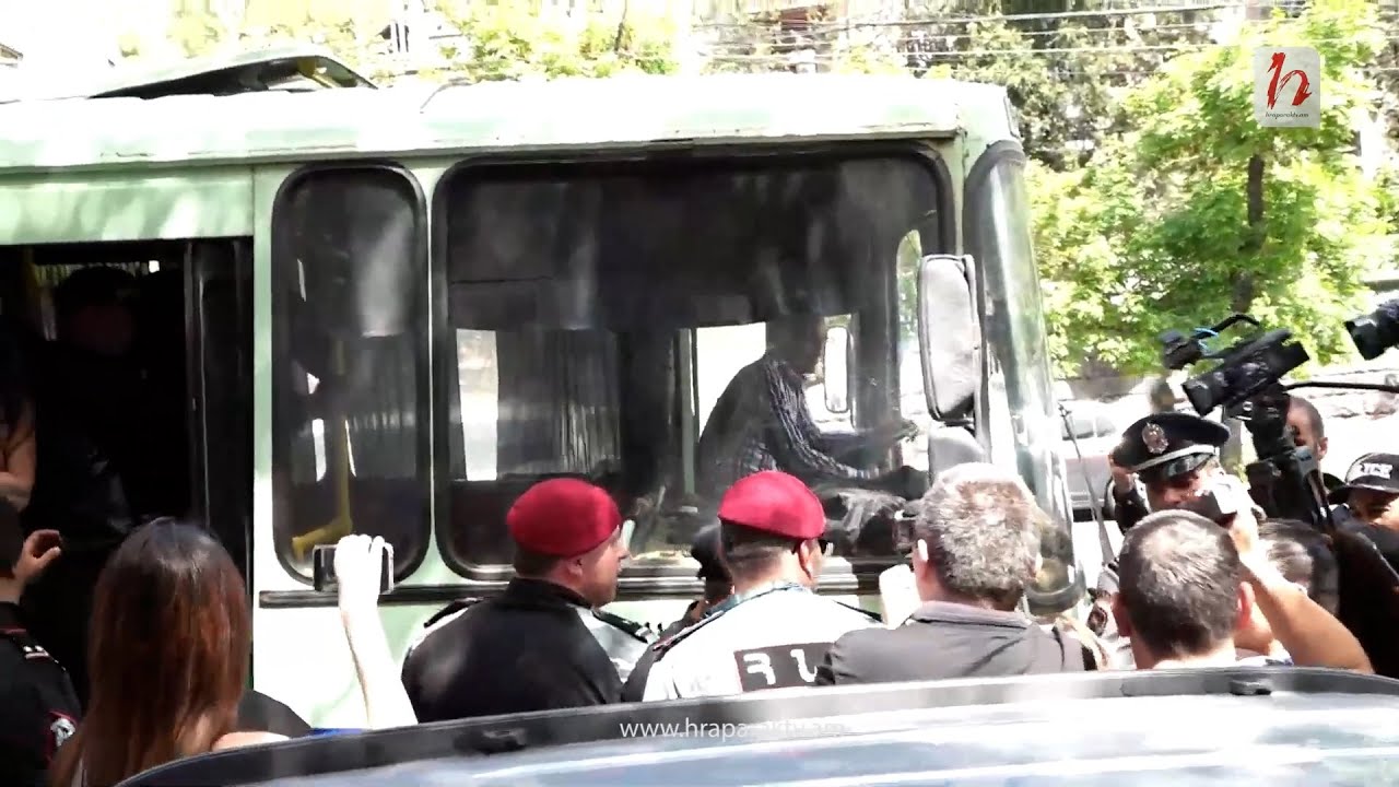 Համբալը տատդ ա. ոստիկանը՝ լրագրողին