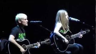 Avril Lavigne &amp; Evan Taubenfeld - Everybody Hurts - #Winnipeg MTS Center 2011 Black Star Tour Live