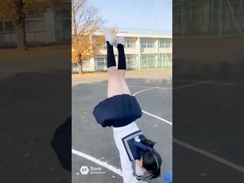 女子高生が制服で倒立に挑戦するが、、、、