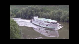 preview picture of video 'Kabinenfahrgastschiff VICTORIA CRUZIANA auf seiner letzten Reise den Main hoch.'