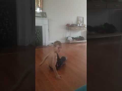 2 young studs break dancing