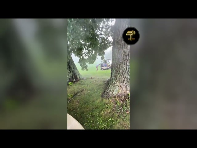 Rayo golpea a un golfista mientras se ríe de sus compañeros
