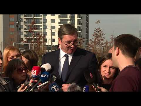 Novinar unosi Vučiću telefon u lice na konferenciji za medije