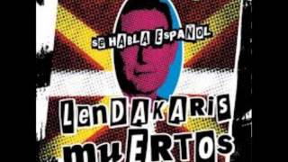 Kadr z teledysku Se habla español tekst piosenki Lendakaris Muertos