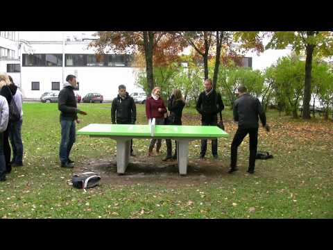 KobraTV - Reportažas - KTU Statybos ir architektūros fakulteto kiemelyje pastatytas teniso stalas