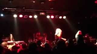 Eisregen - scharlachrotes Kleid live