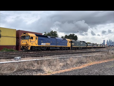 Pacific National BL31 G523 shunting grain wagons at Sims Street