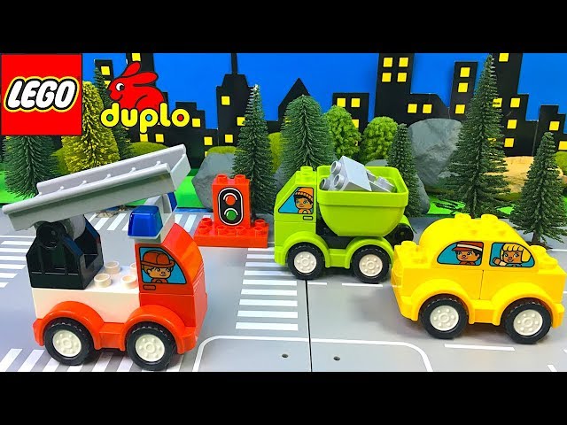 Vídeo relacionado con LEGO Duplo Vehículos Creativos - Juego Educativo para la Motricidad Fina - Coches, Camión de Bomberos, Helicóptero y Camiones de Juguete - Regalo de Cumpleaños para Niños y Niñas de 1+ Años - 10474