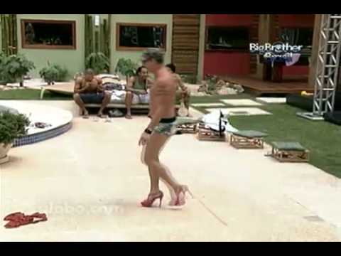 BBB10 Dicésar desfilando com plataforma rosa Dimmy Kieer BBB10