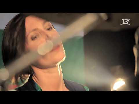 Juanita parra tocando Hijos de la Tierra | Si Suena Se Toca