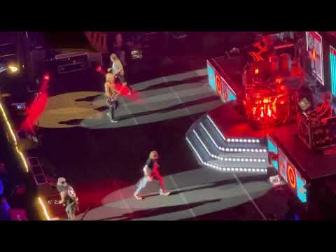 Guns N’ Roses “Slither” (Velvet Revolver cover) live August 22, 2021 Portland Oregon Moda Center