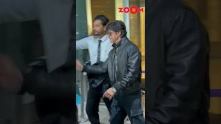 Shah Rukh Khan PUSHES fan trying to click a selfie away from him at airport #shorts #srk