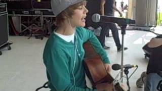 JUSTIN BEIBER SINGING HEARTLESS IN CANADA