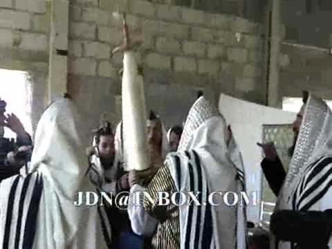 Toldos Aharon Rebbe davening in Dinov Rosh Chodesh Elul 5770