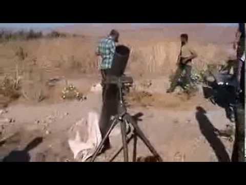 تجهيز مدفع الهاون من قبل كتيبة أحرار العشارنة لضرب مقرات النظام في ريف حماة