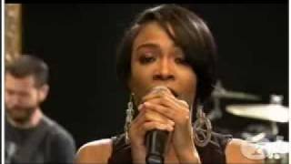 Michelle Williams covers Rihanna&#39;s Don&#39;t Stop the Music for Pepsi Smash