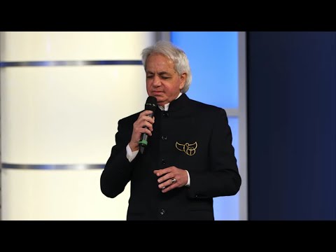 Benny Hinn sings "I Will Bless The Lord"