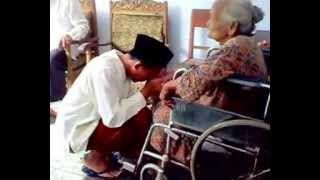 preview picture of video 'Sungkeman di hari Idhul Fitri 2014 / 1437 H'