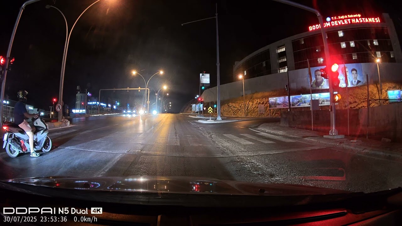 Konacık’ta Kırmızı Işığı İhlal Eden Plakasız Motosiklet Facianın Eşiğinden Döndü