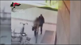 L'aggressione a Milano in piazza Gae Aulenti: la pugnalata, la vittima di spalle e la fuga