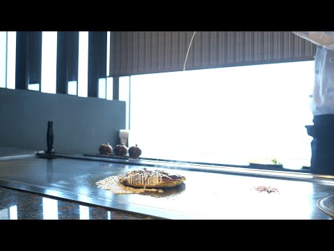 Un chef de un restaurante especializado en okonomiyaki le muestra cómo preparar platos de okonomiyaki y teppanyaki que quedan crujientes por fuera y esponjosos por dentro.