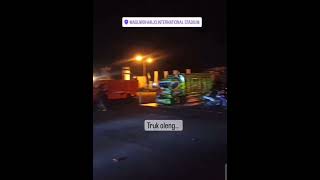 Download lagu Suasana Kontes Truk Di Jogja Pada Malam Hari. mp3