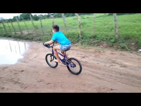 Enzo passando na lama de bike, Fazenda Recreio