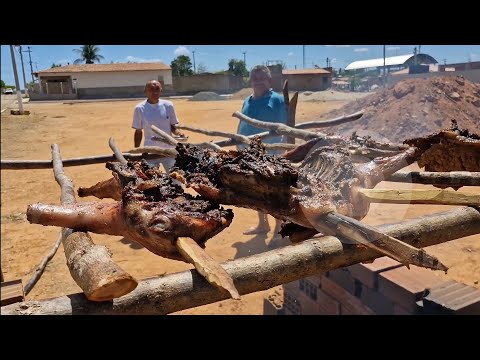 Porco inteiro na brasa no aniversário do Pedoca, Distrito de Lagoa de Santo Antônio, Ararendá, Ceará