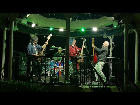 Command performance. Epcot UK pavilion band. 4K