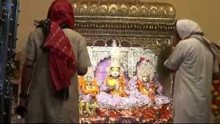 preview picture of video 'Shringar aarti of Shri Kanakbihariji Bhagwan on 04-04-2015'