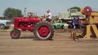 preview picture of video 'McCormick Farmall M at a tractor pull'
