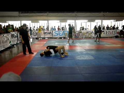 2011 BJJ Thailand Open No-Gi Novice 80kg: Tikhamporn Auscharanuwat VS Andrey Emelin