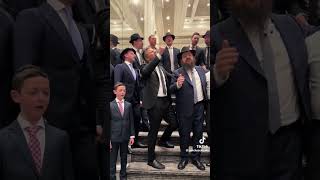 חברים ואמנים שרים בחתונה של יוני ז' - מזל טוב
