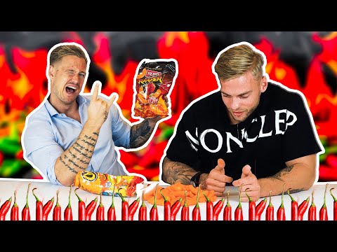 SPISER EN HEL POSE AF VERDENS STÆRKESTE OSTEPOPS - CAROLINA REAPER | Prøvesmager stærke chips