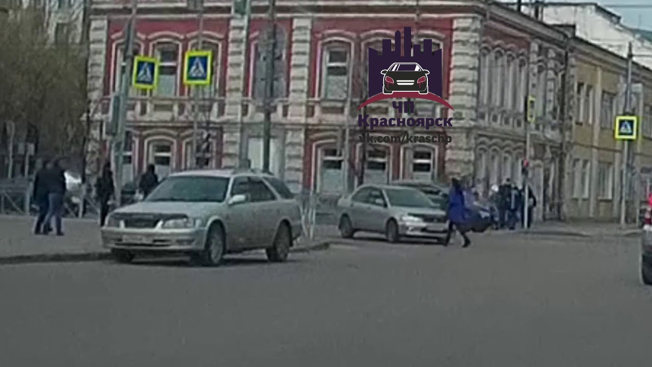 Mitsubishi Lancer жестко сбил девушку, у которой от удара слетела обувь
