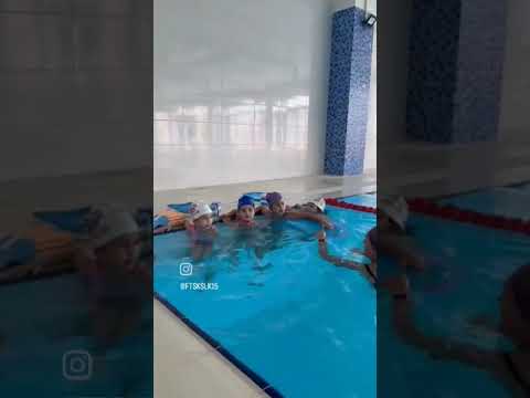 Damla yüzmeyi öğreniyor