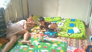 Download lagu Keluarga ibu muda dan anak anak yang lucu mp3