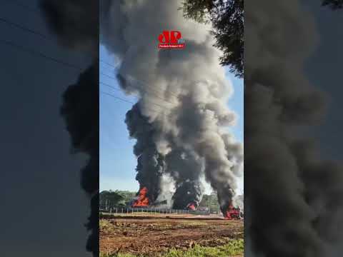Incêndio destrói seis caminhões em galpão de Jarinu e área é isolada para perícia dos bombeiros.