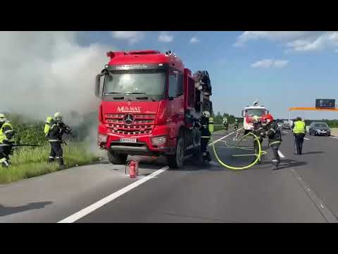 FF Wiener Neustadt löscht Lkw-Brand