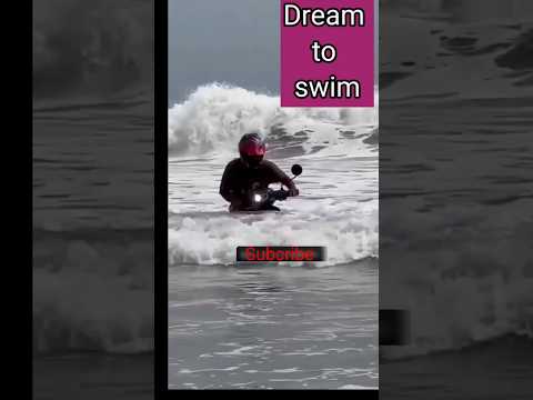 空中に吊られたスイミングプールからは、イタリアのプステリア渓谷の素晴らしい景色を眺めることができます。  庭園