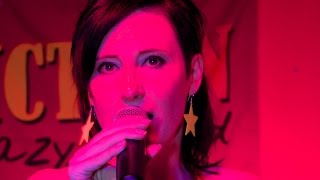 Video Ava Chrtková zpívá píseň Sunny s kapelou Night Fiction