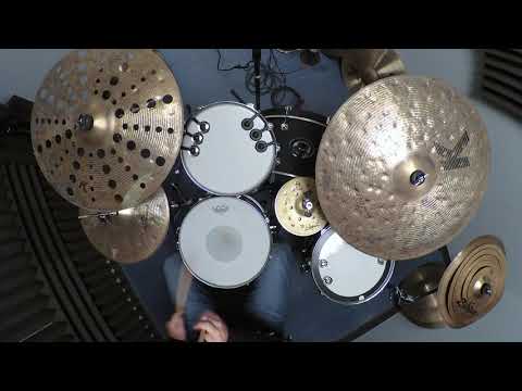 Trying out my DW Frequent Flyer drum set.