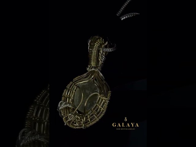 قلادة من الفضة الخالص مع حجر السترين