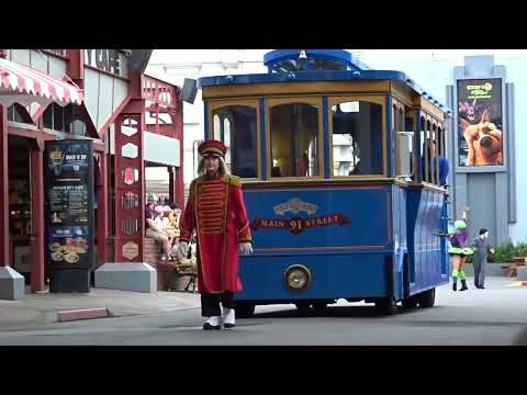 Looney Tunes Tram Movie World Parade