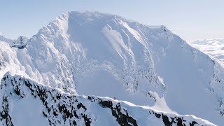 Dropping into a an icy 50° couloir without rope at Lauvnosstind in Hurrungane