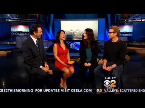 Simon Baker holds Robin Tunney - Interview Sneak Peek episode 6x08 from CBS