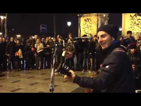 Artista estrangeiro canta em Paris música brasileira na apresentação de rua